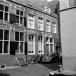 845454 Gezicht op de voorgevel van het huis Hoogt 4 (rechts) te Utrecht; links een gedeelte van de zijgevel van Hoogt 2.